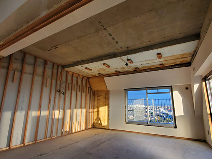 和室は壁だけでなく天井も取り外していきます。