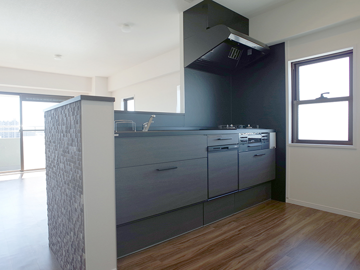 オープンキッチンはブラックを基調としました。白い壁にキッチンが映えます。