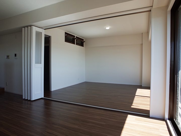 元和室の部屋は洋室にし、欄間窓をアクセントに設置しました。