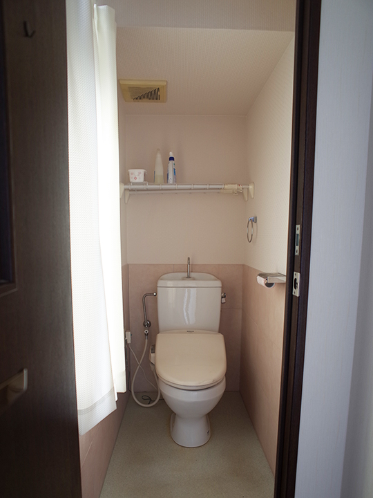 トイレも、便器や床、壁に劣化が見られます。