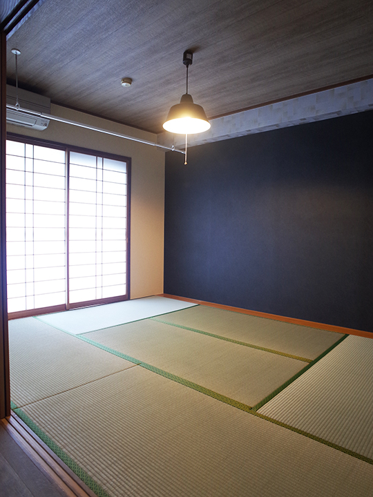 和室は、壁紙と天井のカラーをダーク系にしシックに仕上げました。