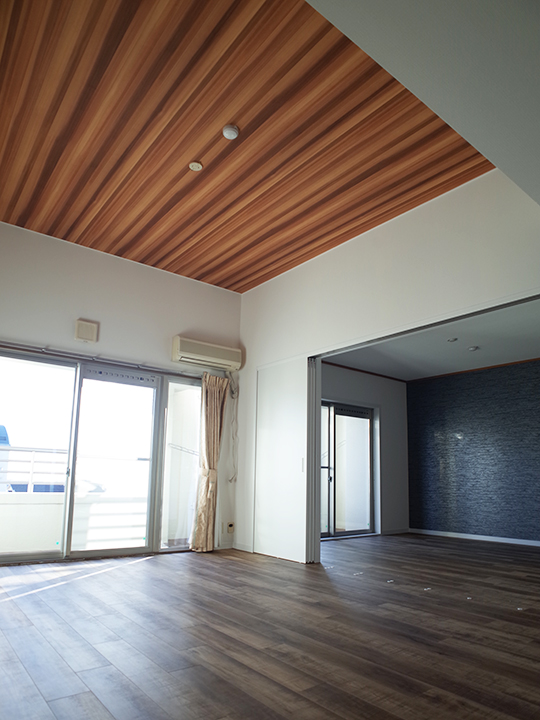 元のリビング側の天井は木目調の壁紙を使い、良いアクセントになっています。
