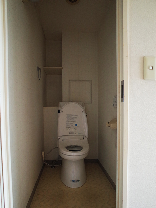 トイレも古いタイプで使いづらそうです。<br />
壁やフロアマットも汚れが目立ちます。