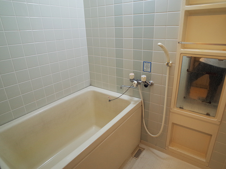 浴室も鏡も経年劣化で黄ばみが目立ちます。蛇口も古いタイプで使いづらそうです。