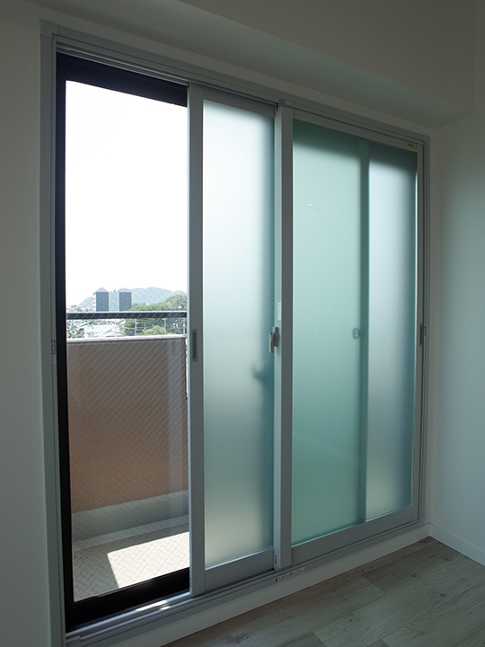 窓は二重窓インプラス・遮熱断熱low-eガラスで寒さ・暑さ対策もばっちりです。