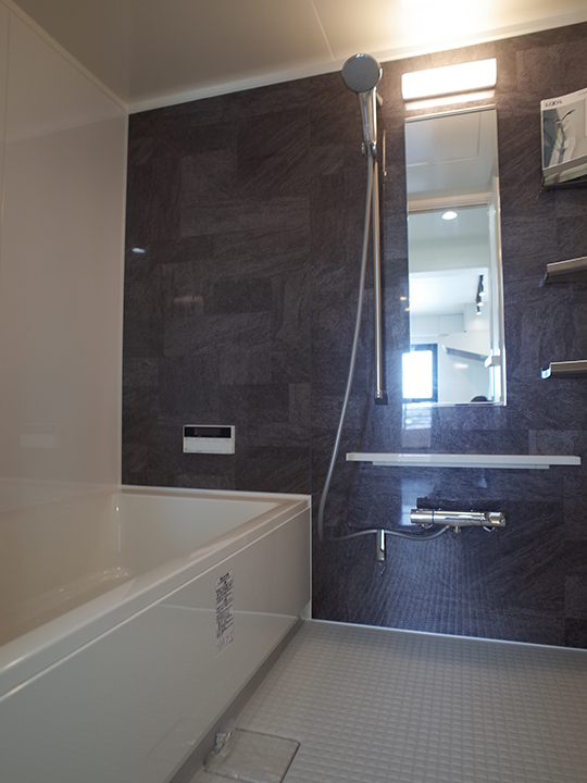 浴室もサイズアップしゆったりくつろげます。<br />
壁は片面をブラックの壁にしてアクセントになっています。
