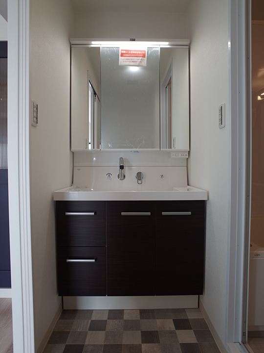 洗面台は3面鏡で、鏡の裏にも収納ができます。