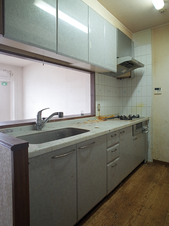 キッチン自体も経年劣化がひどくタイルなど取れない黄ばみが出ています。<br />
壁にも油汚れなどが染みついています。