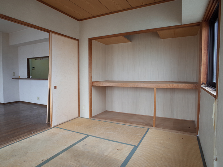 和室は畳や壁、建具に経年劣化が見られます。