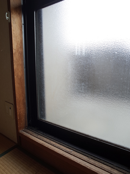 和室の窓枠も経年劣化でシミや汚れがひどいです。