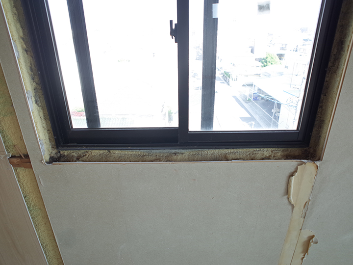 和室の中窓の枠も解体します。