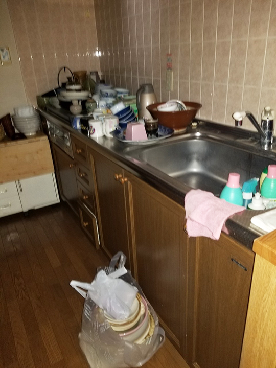 施工前のキッチンのお写真です。<br />
収納が少なく色々なものがキッチンに置かれていました。