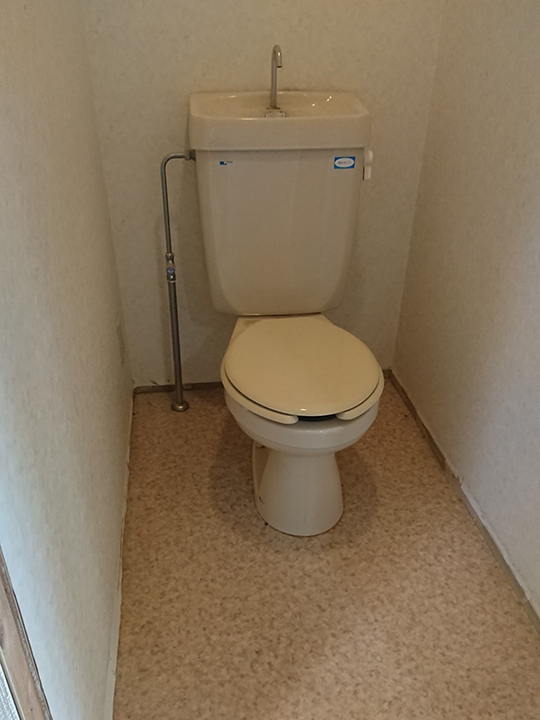 トイレも便器を撤去していきます。