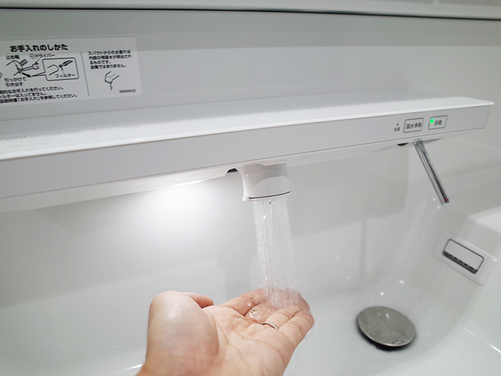 新しい洗面台は、自動水栓で衛生的です。LEDライトもついています。