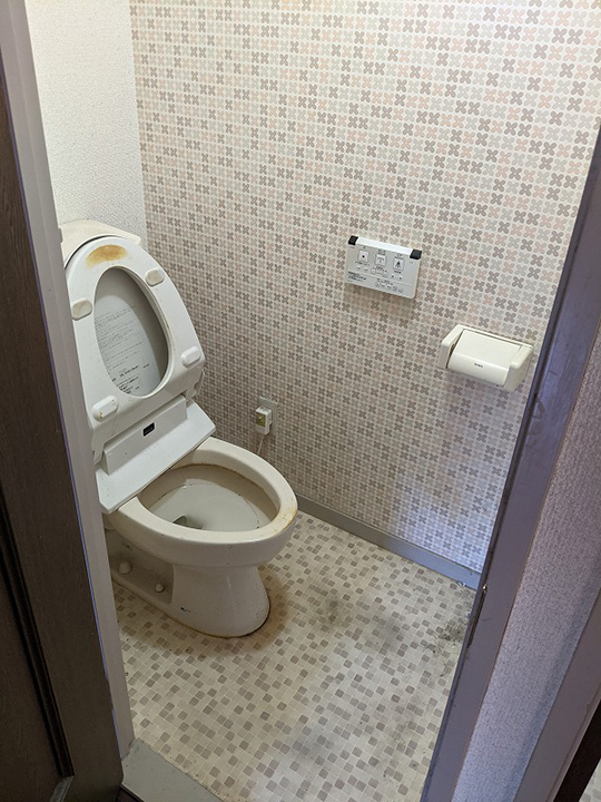トイレは便器やフロアなどに経年劣化が目立ちます。