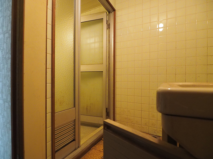 浴室のタイルは、経年劣化による、黄ばみや汚れが見られます。