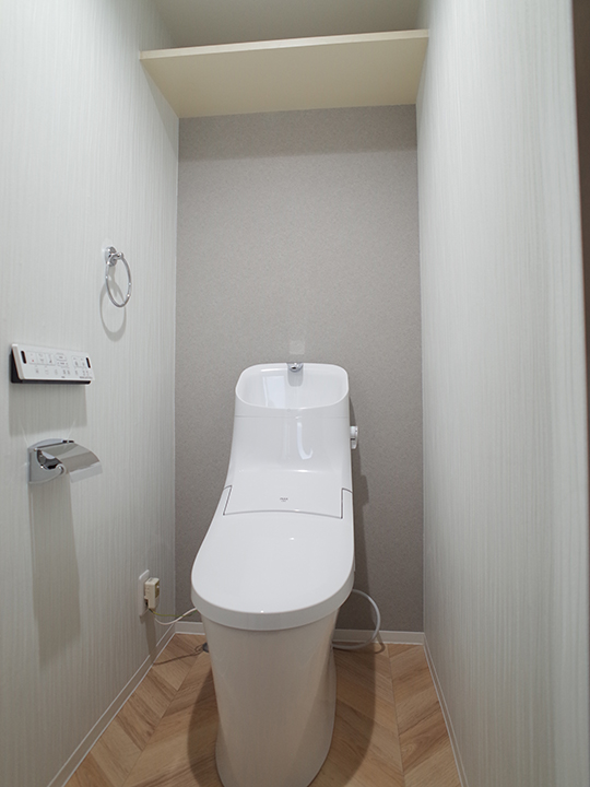 トイレは、洗面所の床と同様にヘリンボーンの模様がオシャレを演出しています。