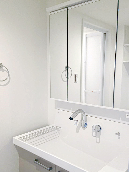 新しい洗面台は3面鏡で、鏡の裏にも収納ができます。