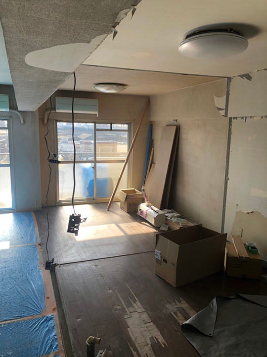 施工中の洋室のお写真です。<br />
こちらも大きな部屋にするために建具などを撤去し処分していきます。