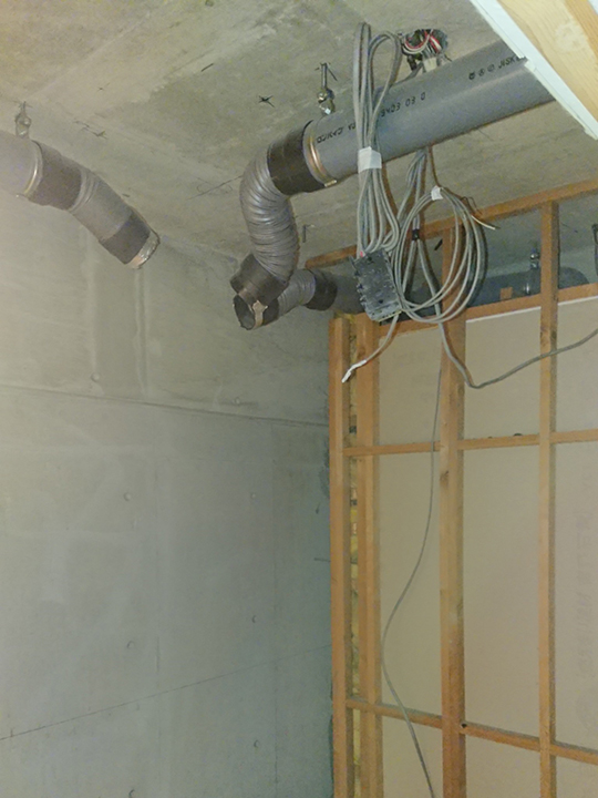 施工中の天井のお写真です。<br />
天井も取り外しパイプや配線のみにしていきます。
