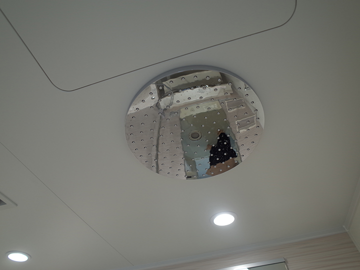 施工後の浴室のお写真です。大きなシャワーヘッドを天井に設置しています。