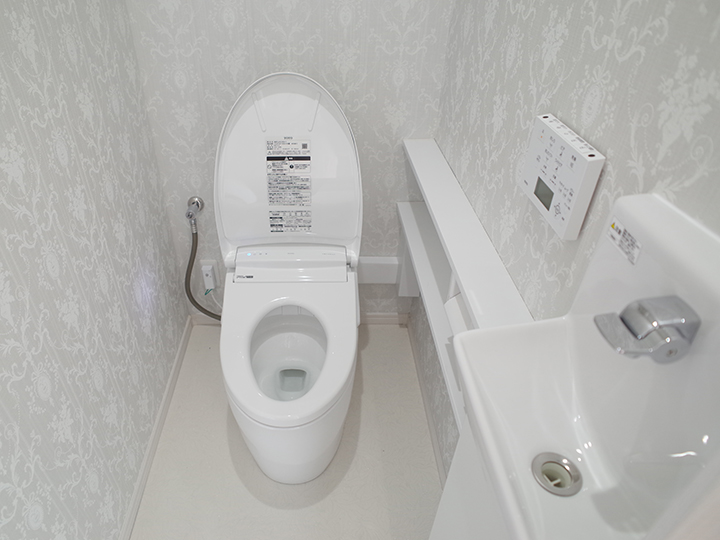 施工後のトイレのお写真です。<br />
壁紙もオシャレです。