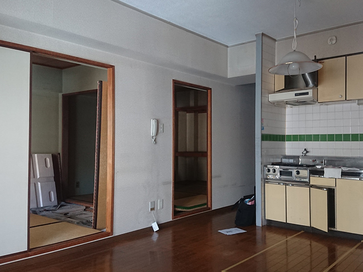 経年劣化で、キッチンの壁や床の色あせが目立ちます。