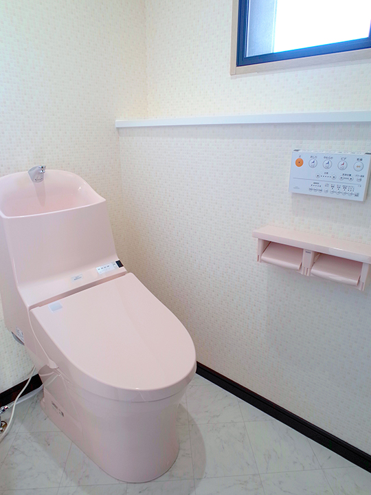 施工後のトイレのお写真です。<br />
可愛いピンクの便器に合わせた空間になっています。