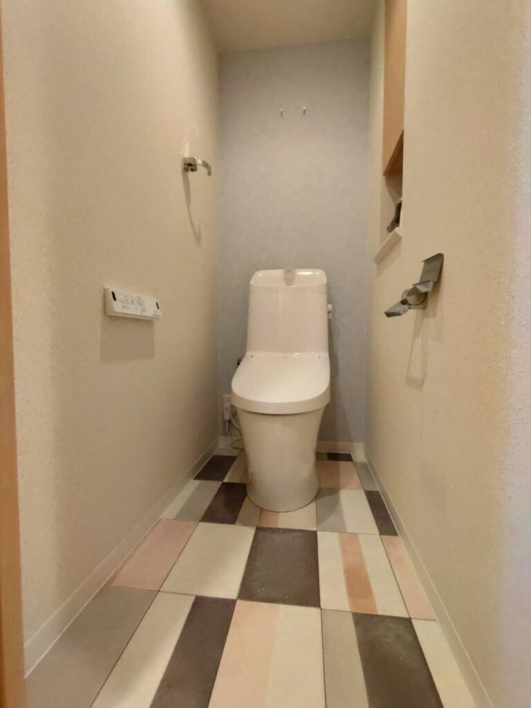 新しいトイレは超節水タイプ、便座の機能にeco節電がついてランニングコストも抑えられます。<br />
床材はおしゃれなタイル柄にしてみました。