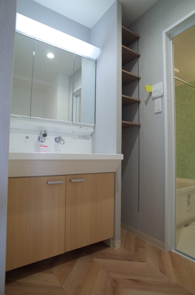 洗面所はお風呂の横に。<br />
生活しやすい配置です。<br />
横には可動棚もあります。それぞれの家庭の大きさで収納できます。