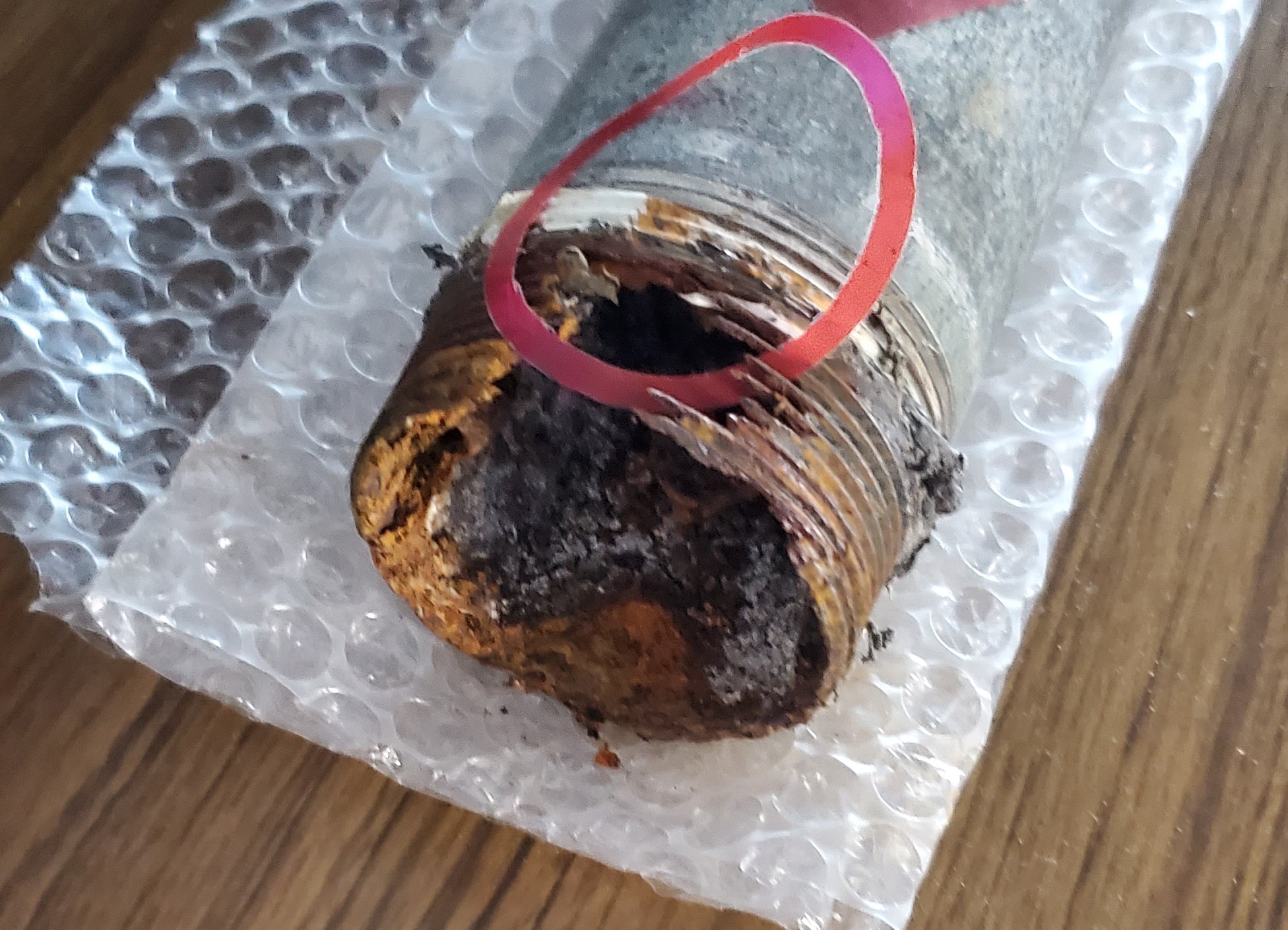 撤去した排水管の断面。内部がサビこぶで大きく塞がっている。