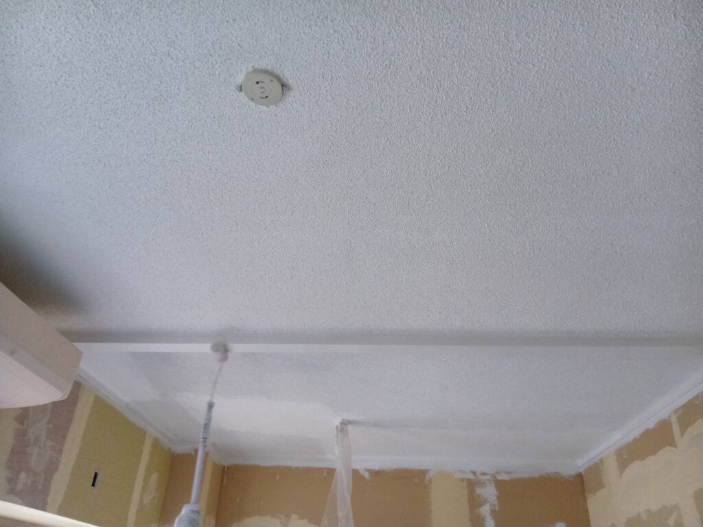 【リフォームのヒント】お部屋がパッと明るく！見落としがちな「天井塗装」の魅力